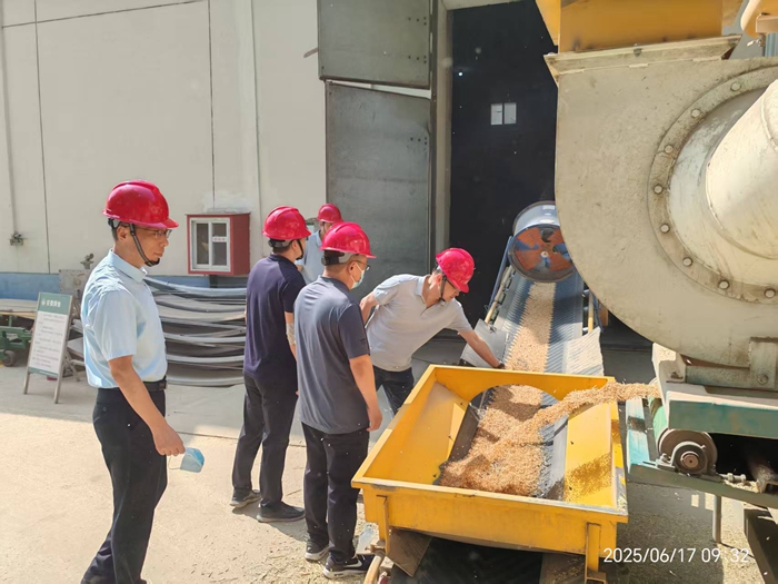 淮南市糧食和物資儲(chǔ)備局黨組書記、局長徐權(quán)調(diào)研督導(dǎo)夏糧收購工作