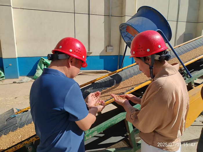 炎炎夏日送清涼 絲絲關(guān)愛(ài)沁人心——淮糧集團(tuán)工會(huì)開(kāi)展“夏日送清涼”慰問(wèn)活動(dòng)